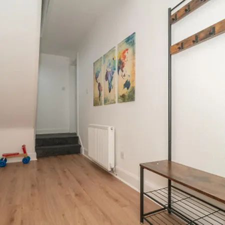 Vakantiehuis Charming Family House In Rosewell - Pass The Keys EDI