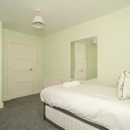 Vakantiehuis Charming Family House In Rosewell - Pass The Keys EDI