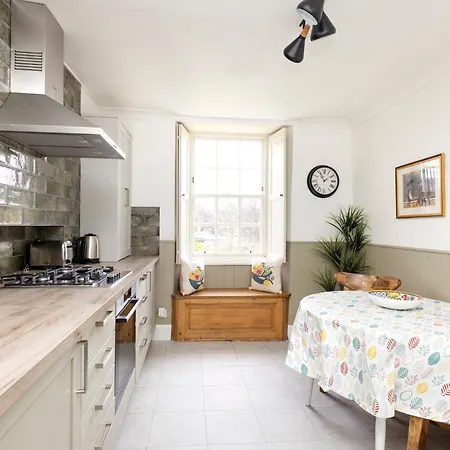 아파트 Joivy Beautiful Apartment, Private Garden, Calton Hill 에든버러