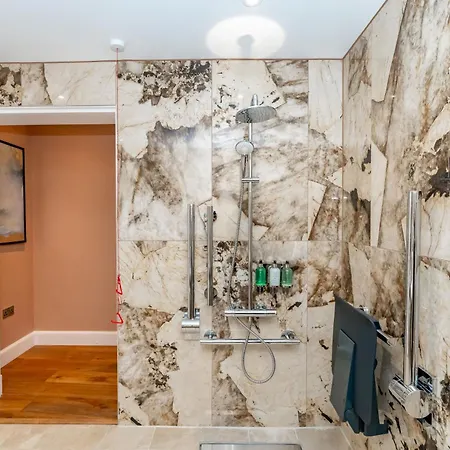 Dragon Luxury At 9 Albyn Place *