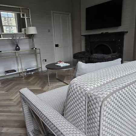 2 Bedroom Sofa Bed In Livingroom Castle View 1st Floor Sleeps 6 * Edinburgh