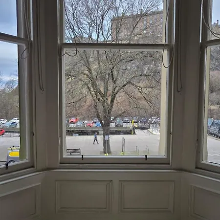 2 Bedroom Sofa Bed In Livingroom Castle View 1st Floor Sleeps 6 * Edinburg