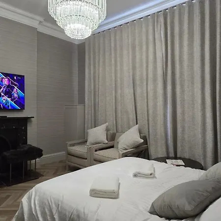 2 Bedroom Sofa Bed In Livingroom Castle View 1st Floor Sleeps 6 Apartment *