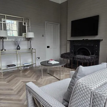 Apartment 2 Bedroom Sofa Bed In Livingroom Castle View 1st Floor Sleeps 6 *
