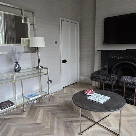 2 Bedroom Sofa Bed In Livingroom Castle View 1st Floor Sleeps 6 Lägenhet Edinburg