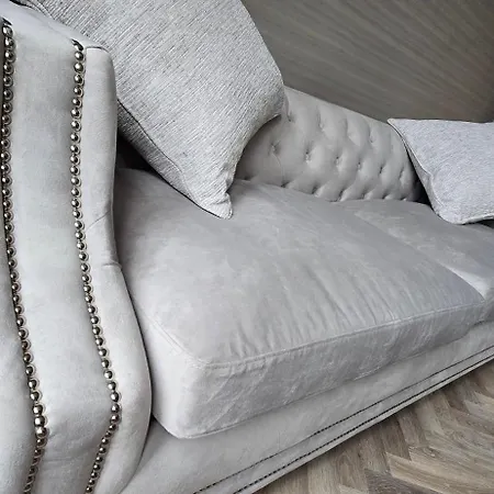 2 Bedroom Sofa Bed In Livingroom Castle View 1st Floor Sleeps 6 Edinburg