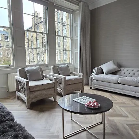 2 Bedroom Sofa Bed In Livingroom Castle View 1st Floor Sleeps 6 * Edinburgh