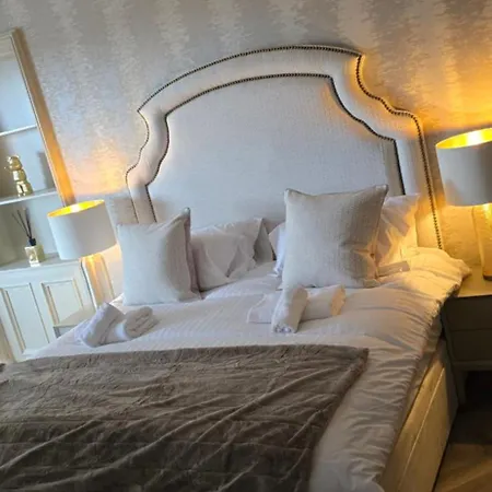 2 Bedroom Sofa Bed In Livingroom Castle View 1st Floor Sleeps 6 * Edinburg