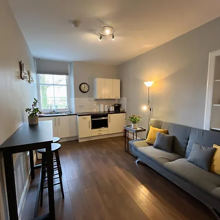 Comfortable One-bedroom Free Parking Space Edinburgh