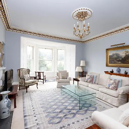 Deluxe 3-bedroom On Princes Street Overlooking Castle