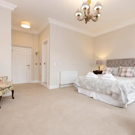 Lägenhet Deluxe 3-bedroom On Princes Street Overlooking Castle Edinburg