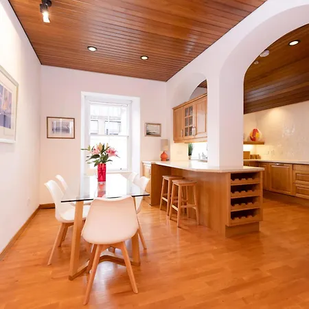 Deluxe 3-bedroom On Princes Street Overlooking Castle