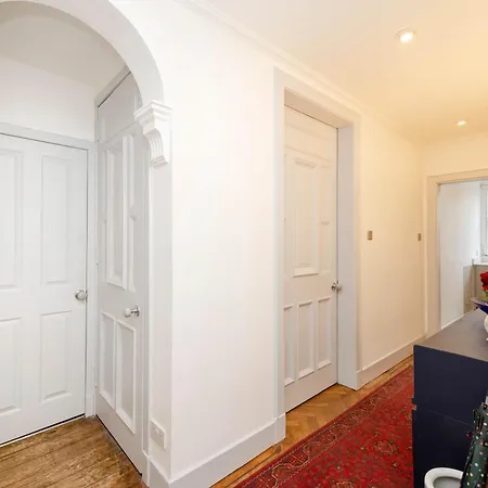 Joivy Spacious 2-bedroom Ground Floor Flat *