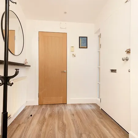 Joivy 3br Flat In Haymarket With Free Parking * Эдинбург