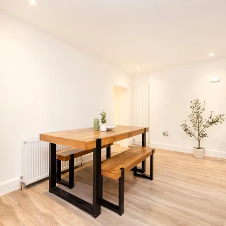 Апартаменты Joivy 3br Flat In Haymarket With Free Parking *