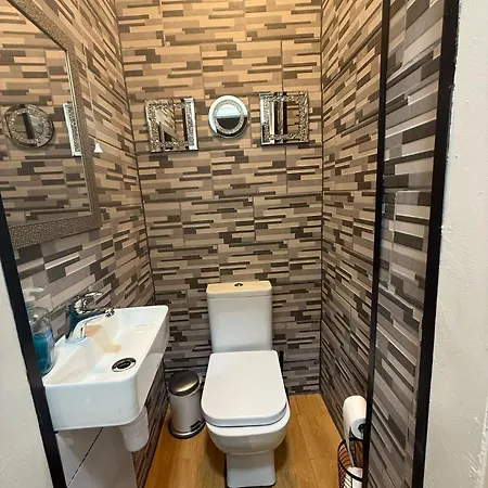 One Bedroom Flat In Old Town , Heart Of Flat Sleeps 4
