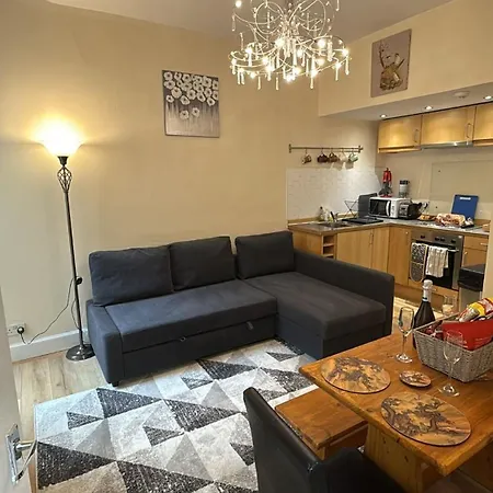 One Bedroom Flat In Old Town , Heart Of Flat Sleeps 6 Apartment *
