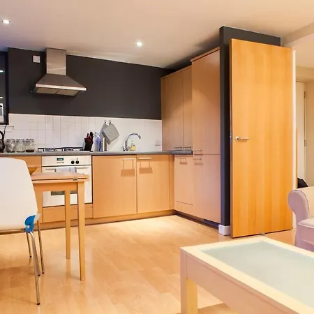 Daire Bright & Stylish West End