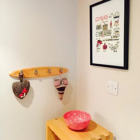 Bright & Stylish West End Daire