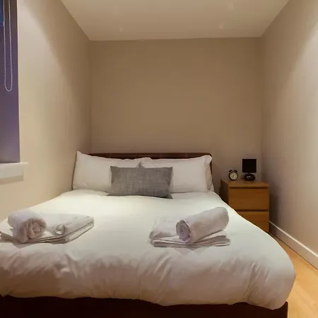 Апартаменты Bright & Stylish West End *