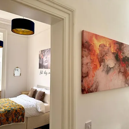 Spacious Luxury 3 Bedroom, 2 Bathroom - Next To Royal Mile And Castle !