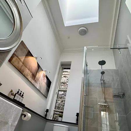 Spacious Luxury 3 Bedroom, 2 Bathroom - Next To Royal Mile And Castle !