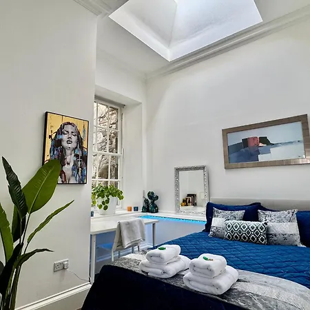 Spacious Luxury 3 Bedroom, 2 Bathroom - Next To Royal Mile And Castle ! *