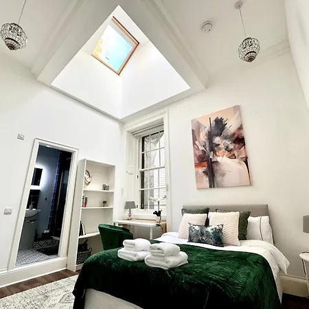 Spacious Luxury 3 Bedroom, 2 Bathroom - Next To Royal Mile And Castle ! * Edinburgh