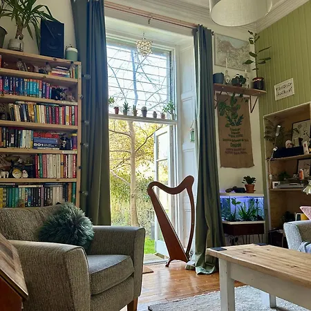Quirky In Leith Apartment