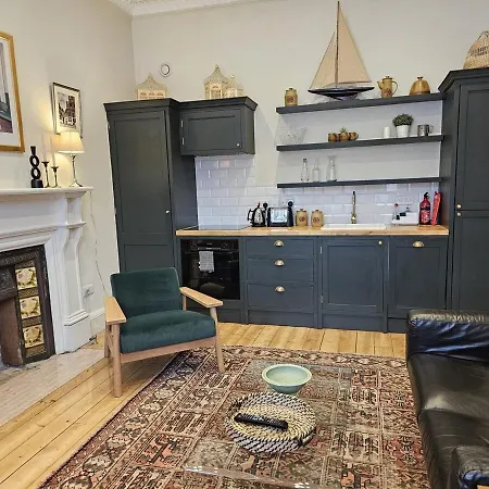 Apartment Two-bed In Vibrant Stockbridge,