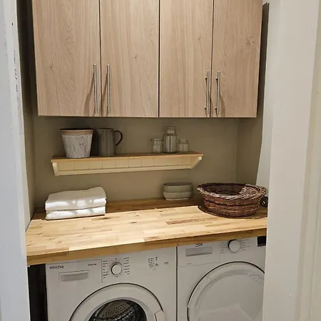 Two-bed In Vibrant Stockbridge,