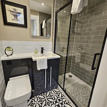 Two-bed In Vibrant Stockbridge, * Эдинбург