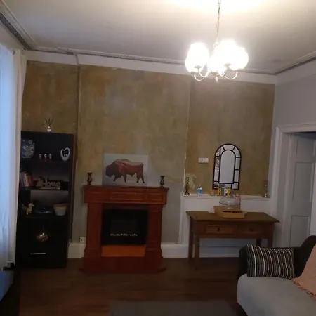 Modern One Bed Flat At The Haymarket, Sleeps 4 Edinburgh