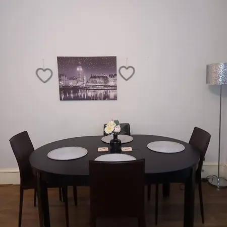 Modern One Bed Flat At The Haymarket, Sleeps 4 Apartment Edinburgh