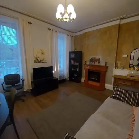 Modern One Bed Flat At The Haymarket, Sleeps 4