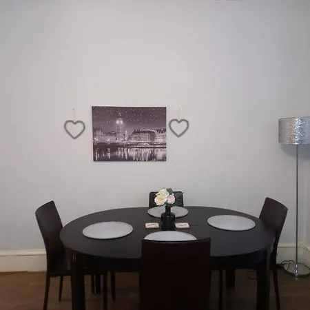 Apartment Modern One Bed Flat At The Haymarket, Sleeps 4