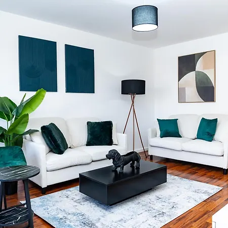 Luxury 3-bed Townhouse With Free Parking And *