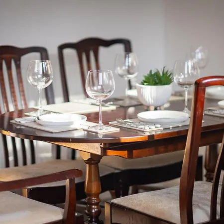 Luxury 3-bed Townhouse With Free Parking And Apartment