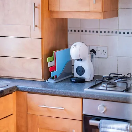 Apartment Luxury 3-bed Townhouse With Free Parking And *