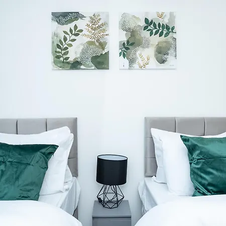 Apartment Luxury 3-bed Townhouse With Free Parking And *