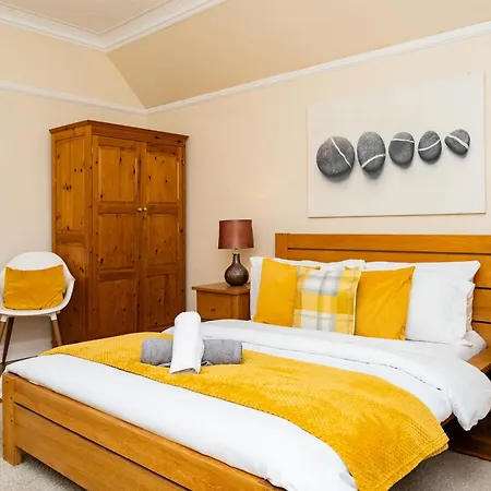 Luxury 4-bedroom Townhouse, Free Parking, Near Portobello Beach, Sleeps 8 * Edinburg