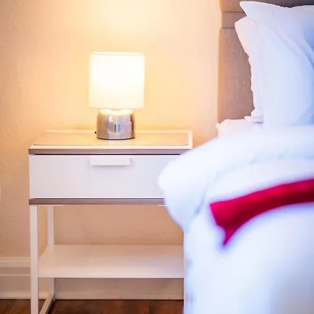 Luxury 4-bedroom Townhouse, Free Parking, Near Portobello Beach, Sleeps 8 * Edinburg