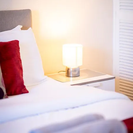 Luxury 4-bedroom Townhouse, Free Parking, Near Portobello Beach, Sleeps 8 Lägenhet