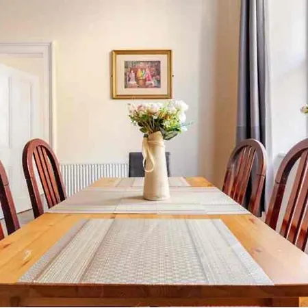 3 Bed - Pet Friendly & Parking *