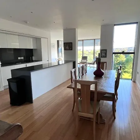 Large Modern 3br In Quartermile 에든버러