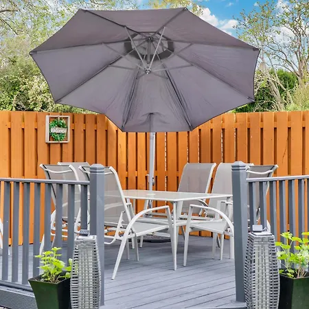 Crewe - Stylish 2 Bedroom Apt, Garden, Free Parking, Edin