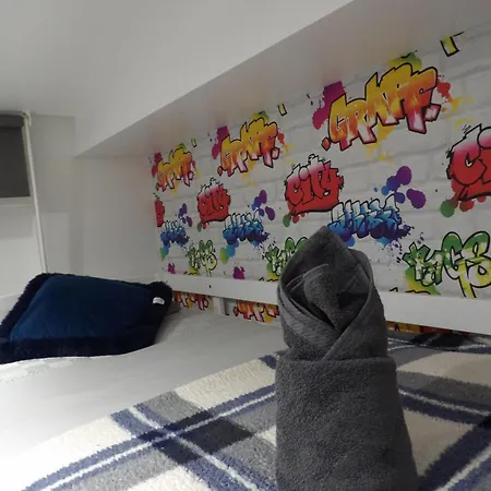 Montgomery Lovely 3 Bedroom With Private Garden In Centre דירה