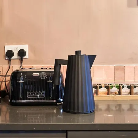 3 Bedroom - Historic Old Town