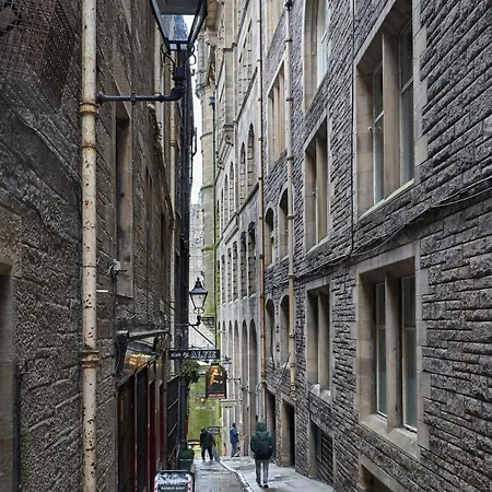 Apartment 3 Bedroom - Historic Old Town Edinburgh