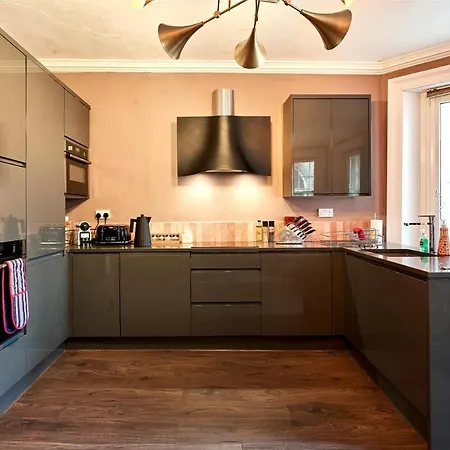 3 Bedroom - Historic Old Town *